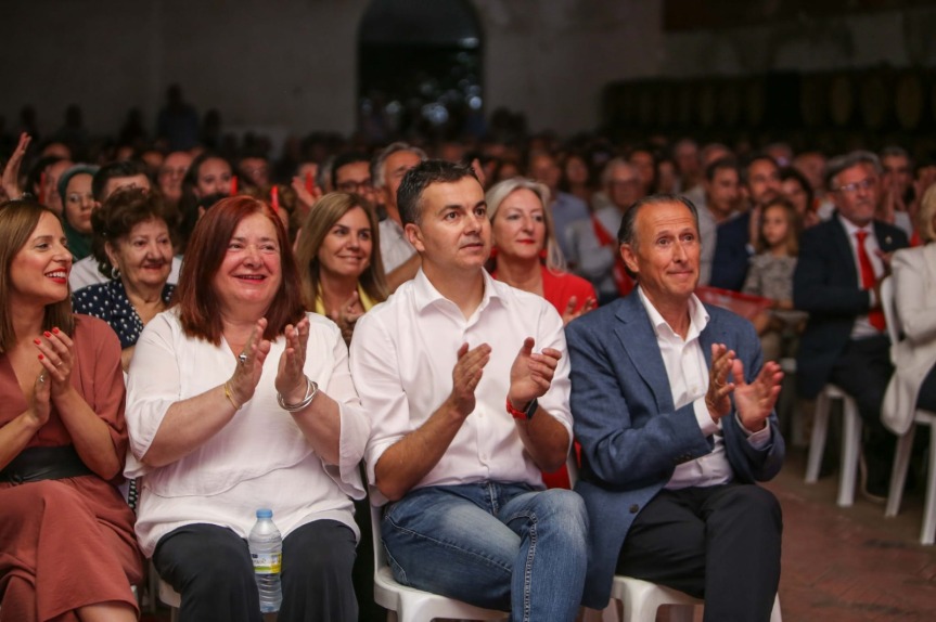 José María Román presenta su candidatura a la Alcaldía en un multitudinario acto público junto al ministro Héctor Gómez