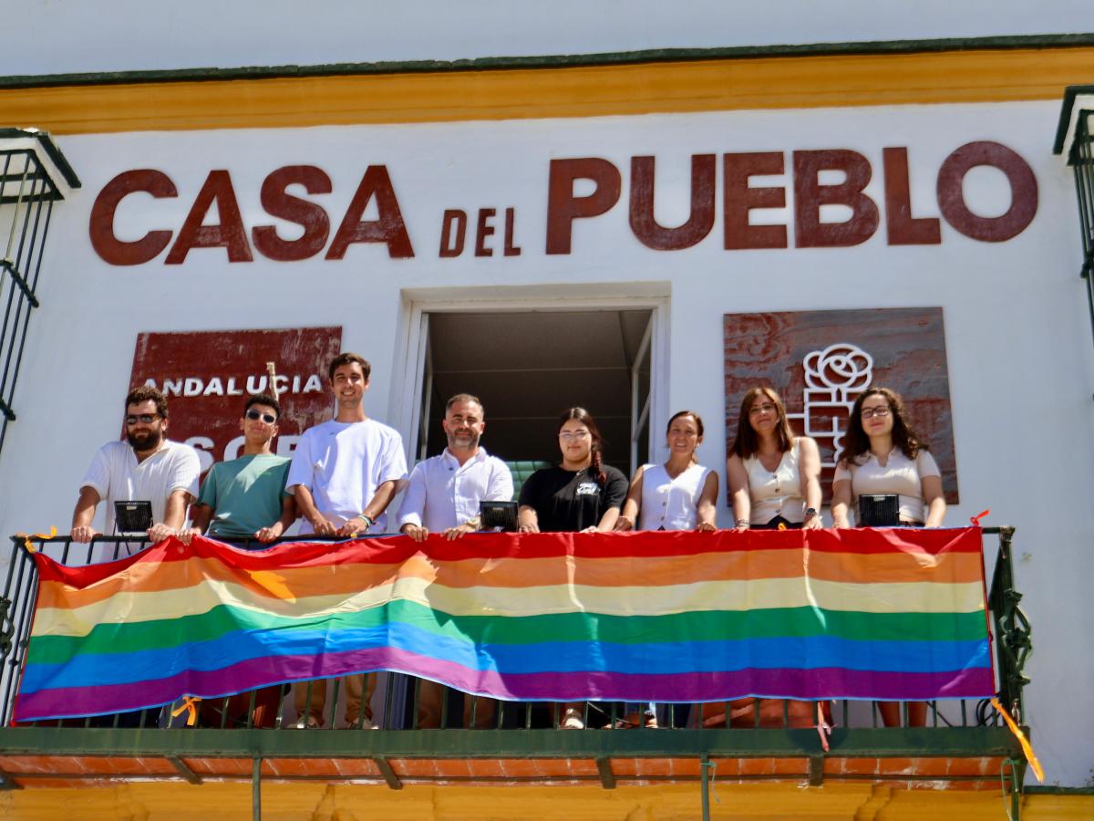 El PSOE se suma a la conmemoración del Día del Orgullo y despliega una bandera en el balcón de la Casa del&nbsp;Pueblo